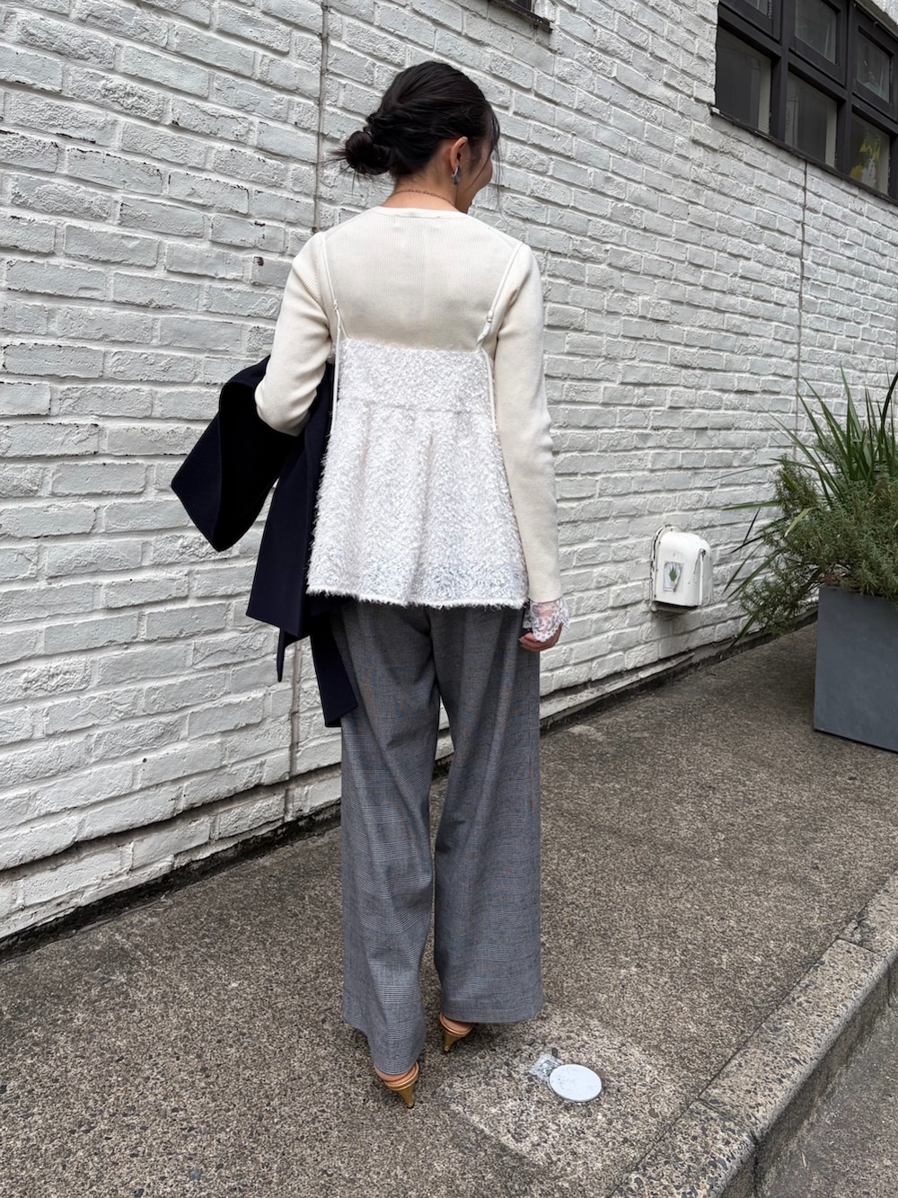 ホワイト系のその他パンツ、グリーン系のトートバッグ、ホワイト系のキャミソールを着用したレディースの秋コーディネートの10枚目の写真