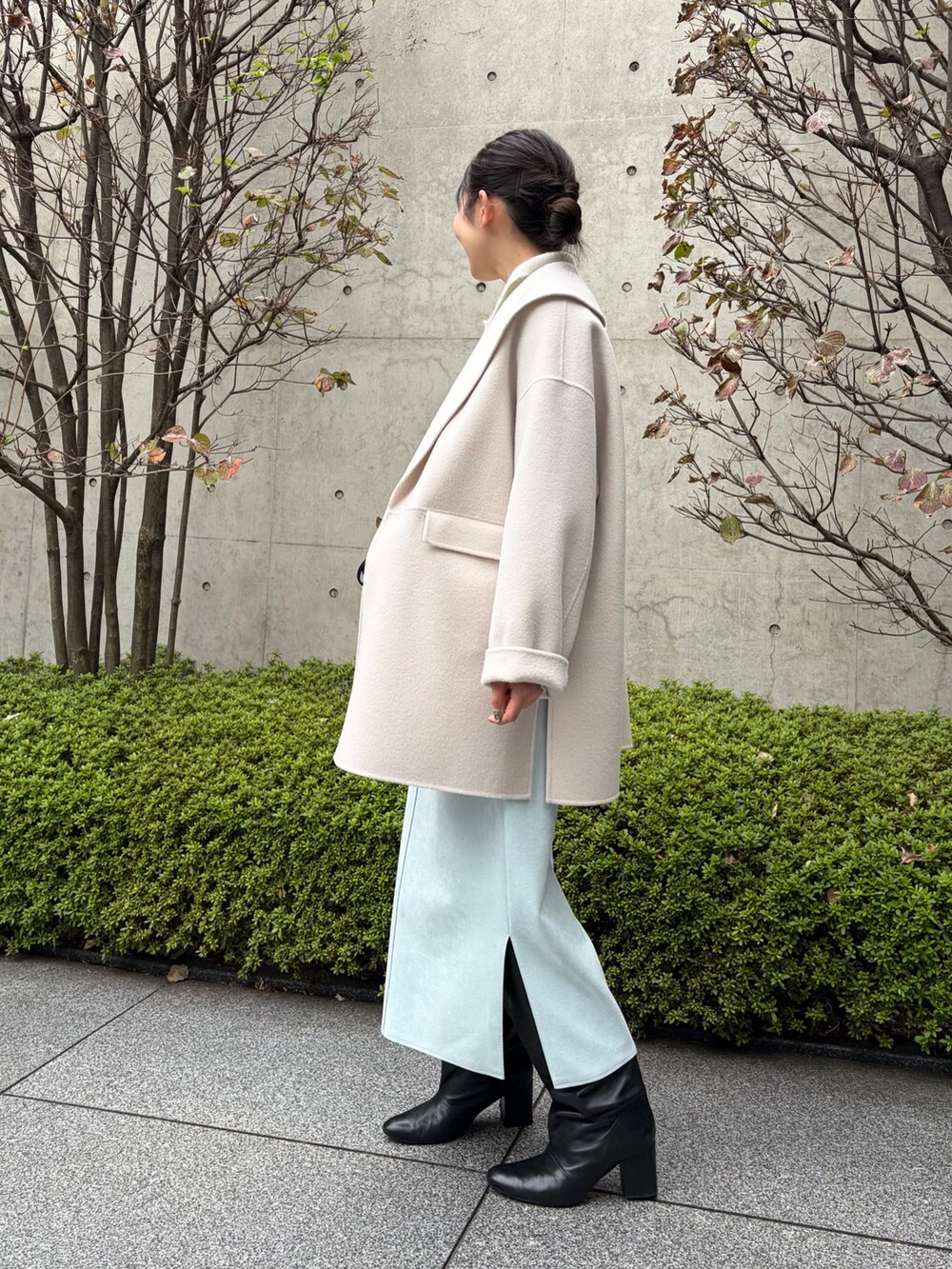 ベージュ系のその他アウター、ホワイト系のニット/セーター、ホワイト系のシャツ/ブラウスを着用したレディースの秋コーディネートの5枚目の写真