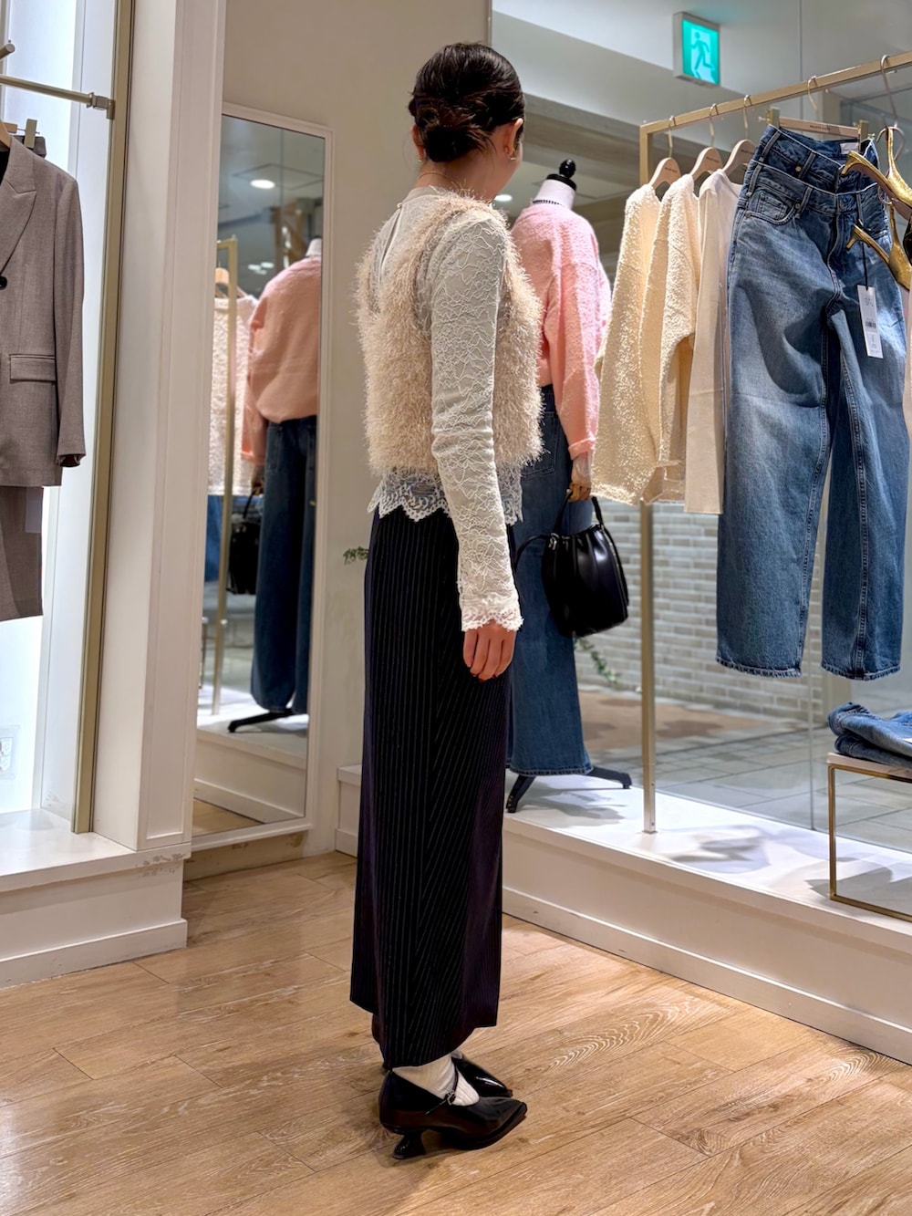 ホワイト系のシャツ/ブラウス、ホワイト系のTシャツ/カットソー、ベージュ系のニット/セーターを着用したレディースの冬コーディネートの4枚目の写真