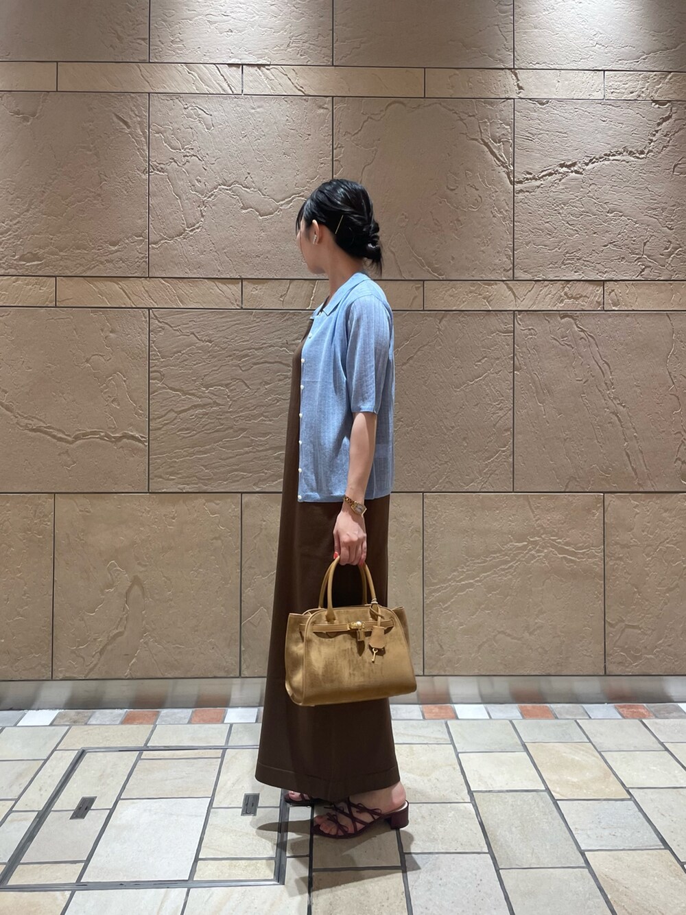 ブルー系のカーディガン/ボレロ、ブラウン系のワンピース、イエロー系のトートバッグを着用したレディースの夏コーディネートの2枚目の写真