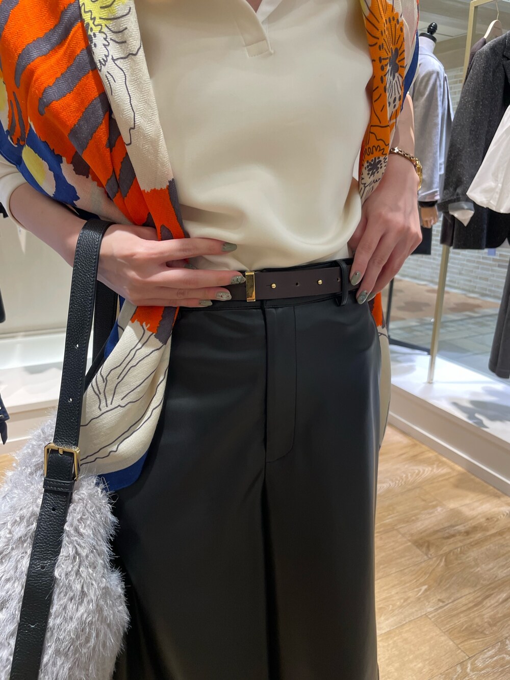 ホワイト系のTシャツ/カットソー、ブラック系のその他パンツ、ベージュ系のショルダーバッグを着用したレディースの秋コーディネートの7枚目の写真