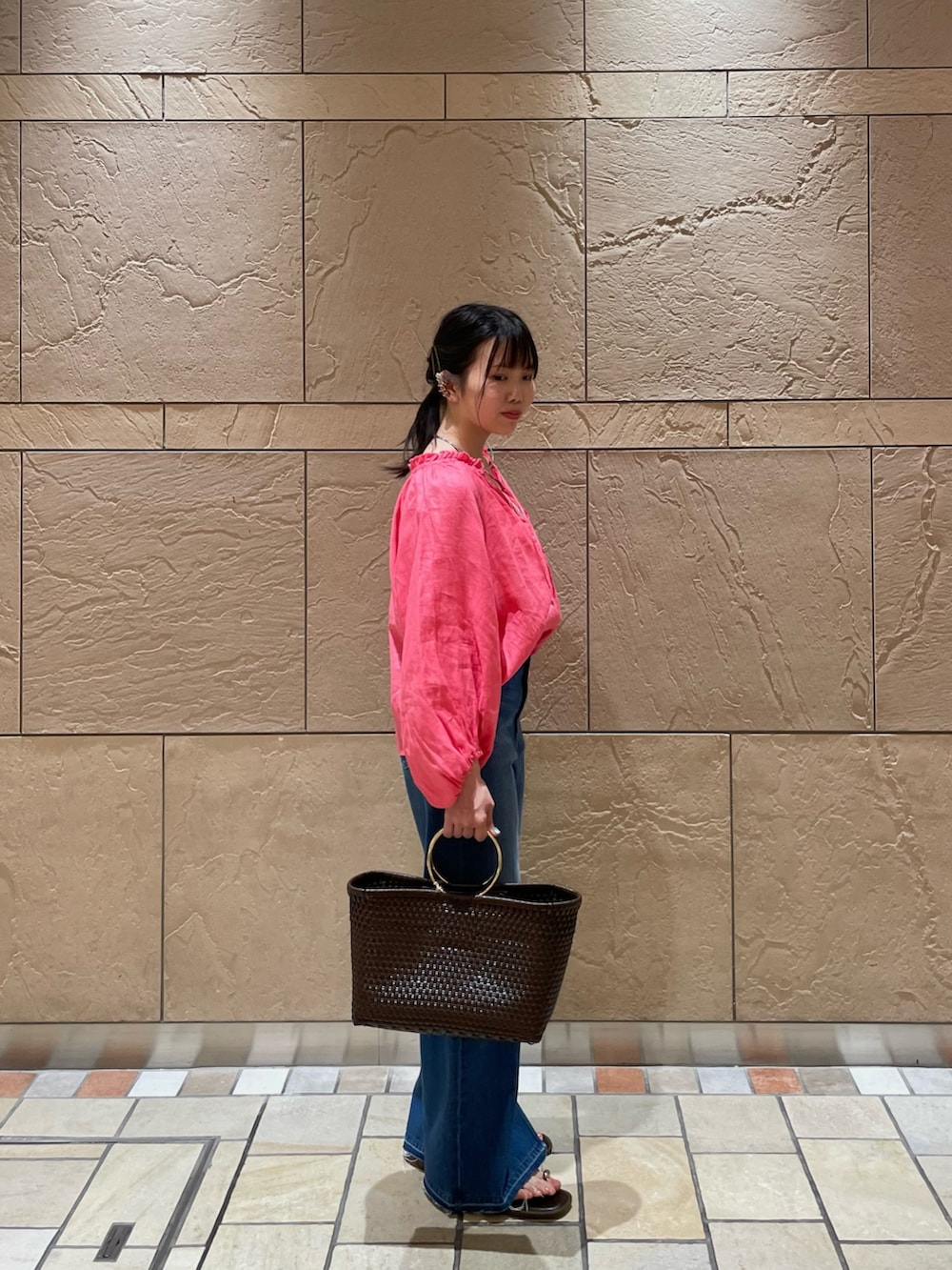 ピンク系のシャツ/ブラウス、ホワイト系のキャミソール、ブルー系のデニムパンツを着用したレディースの夏コーディネートの4枚目の写真