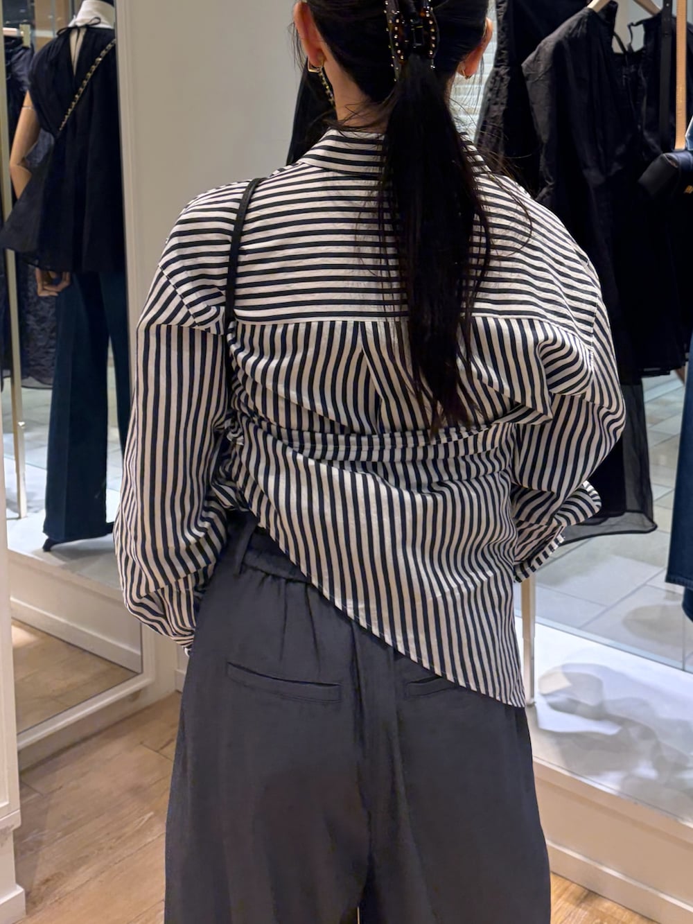 ブルー系のシャツ/ブラウス、ブラック系のショルダーバッグ、グレー系のその他パンツを着用したレディースの秋コーディネートの8枚目の写真