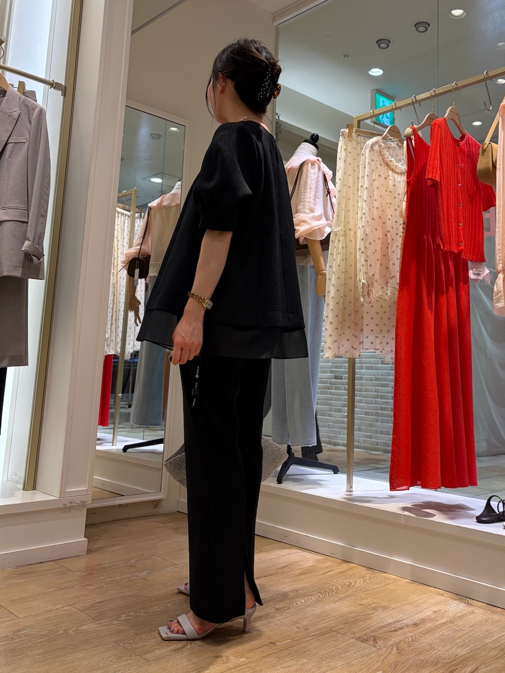 ブラック系のシャツ/ブラウス、シルバー系のかごバッグ、ブラック系のその他パンツを着用したレディースの春コーディネートの5枚目の写真