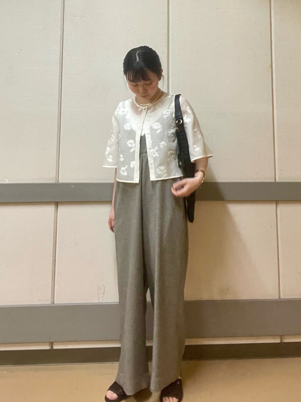 ホワイト系のシャツ/ブラウス、グレー系のつなぎ/オールインワン、ホワイト系のタンクトップを着用したレディースの春コーディネートの2枚目の写真
