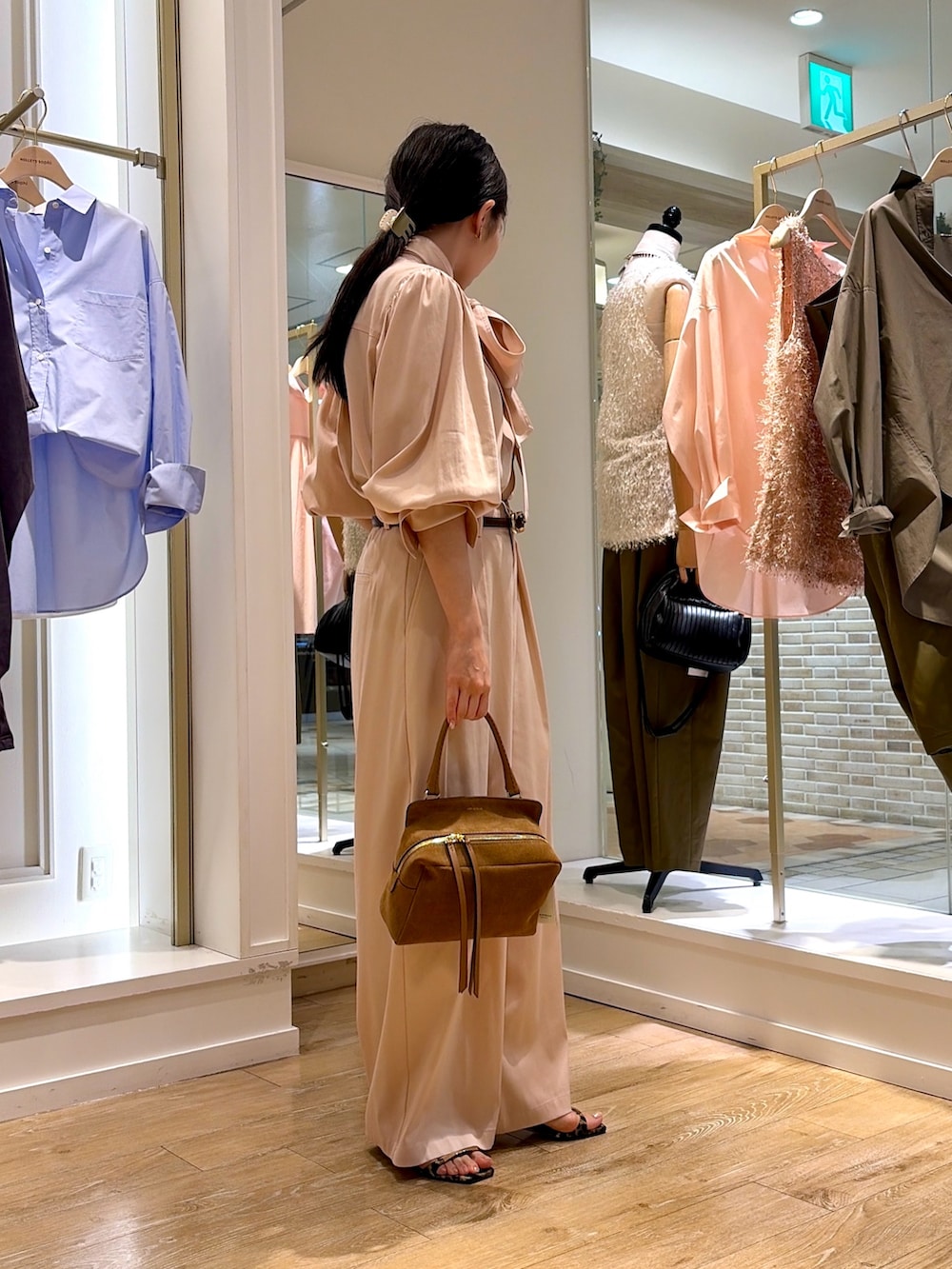 ピンク系のシャツ/ブラウス、ピンク系のその他パンツ、イエロー系のショルダーバッグを着用したレディースの夏コーディネートの3枚目の写真