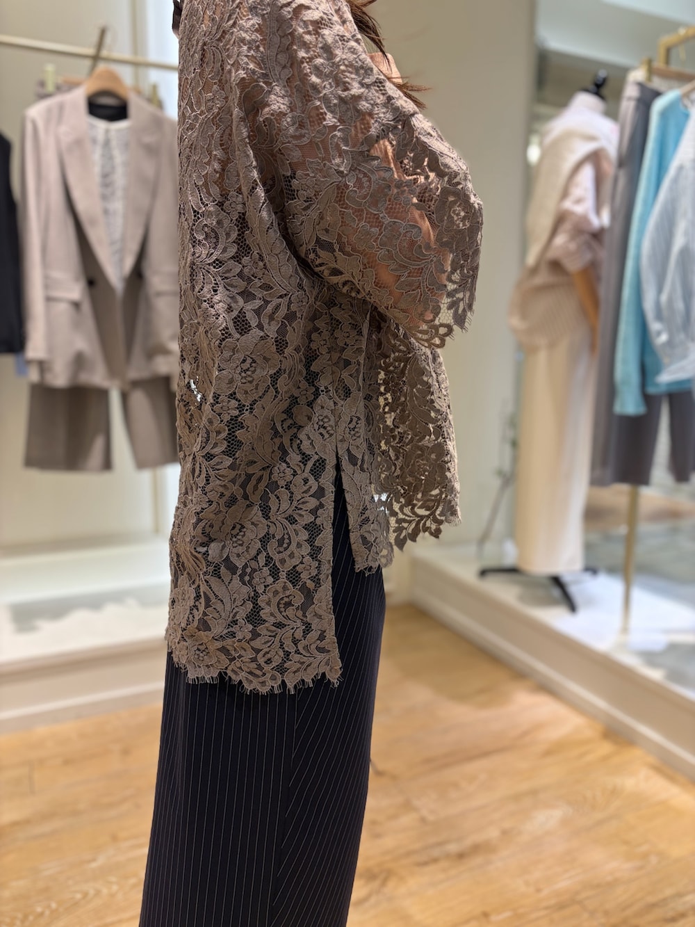 ブルー系のスカート、ブラウン系のショルダーバッグ、その他のネックレスを着用したレディースの冬コーディネートの8枚目の写真