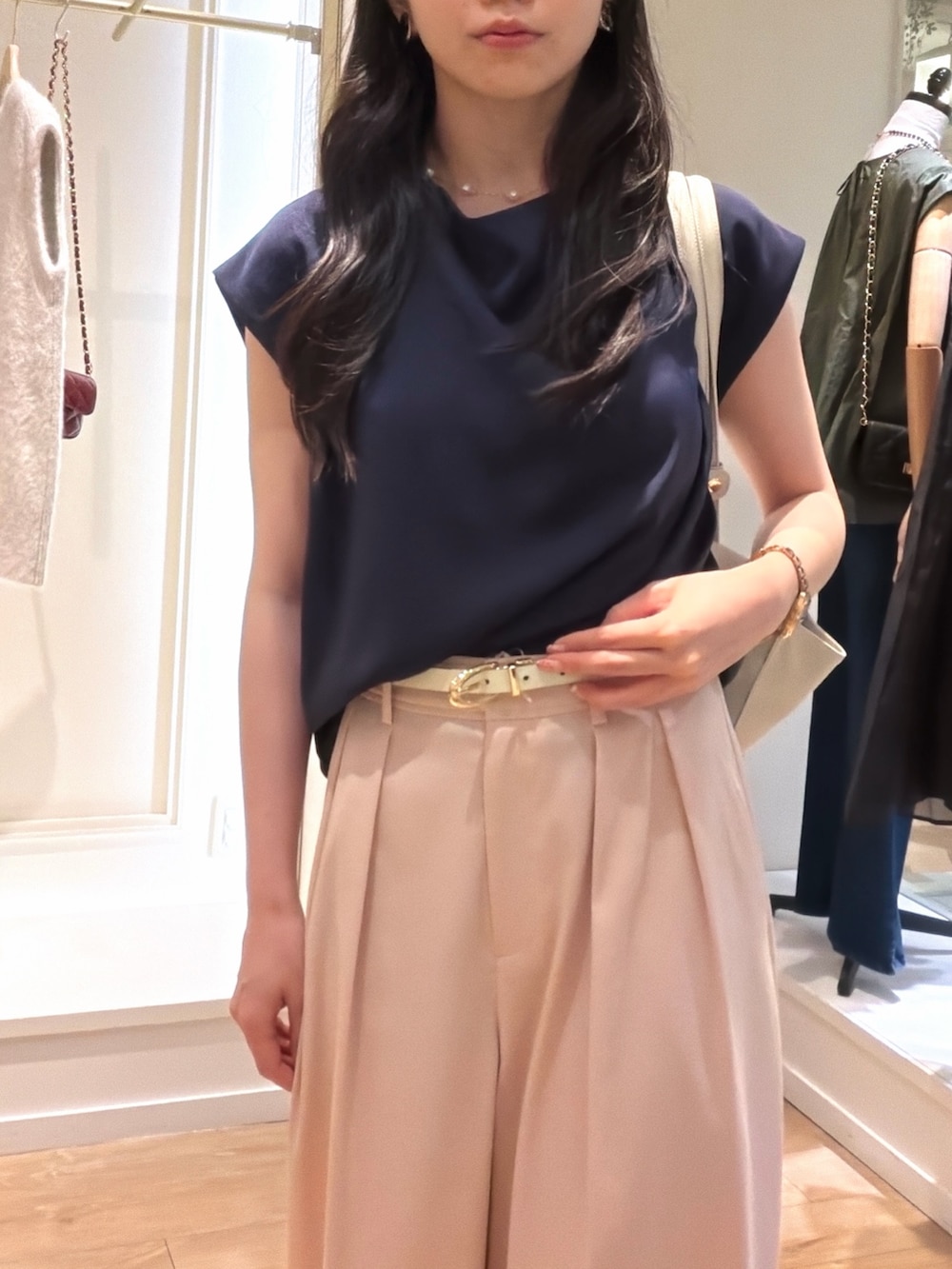 ホワイト系のトートバッグ、ピンク系のその他パンツ、ブラック系のパンプスを着用したレディースの夏コーディネートの4枚目の写真
