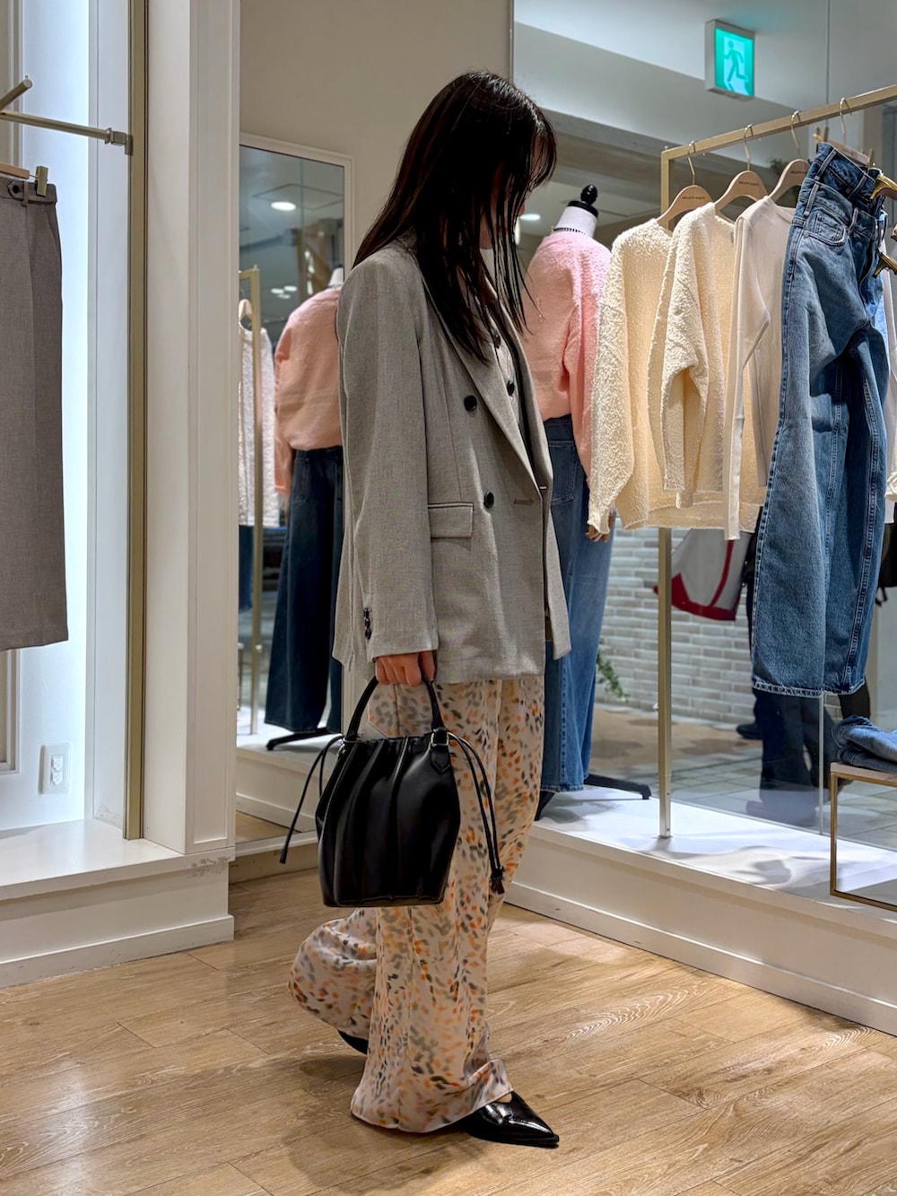 ベージュ系のテーラードジャケット、ベージュ系のベスト、ホワイト系のその他パンツを着用したレディースの冬コーディネートの6枚目の写真