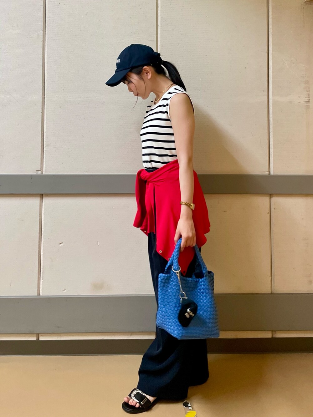 ホワイト系のニット/セーター、レッド系のカーディガン/ボレロ、ブルー系のその他パンツを着用したレディースの夏コーディネートの2枚目の写真