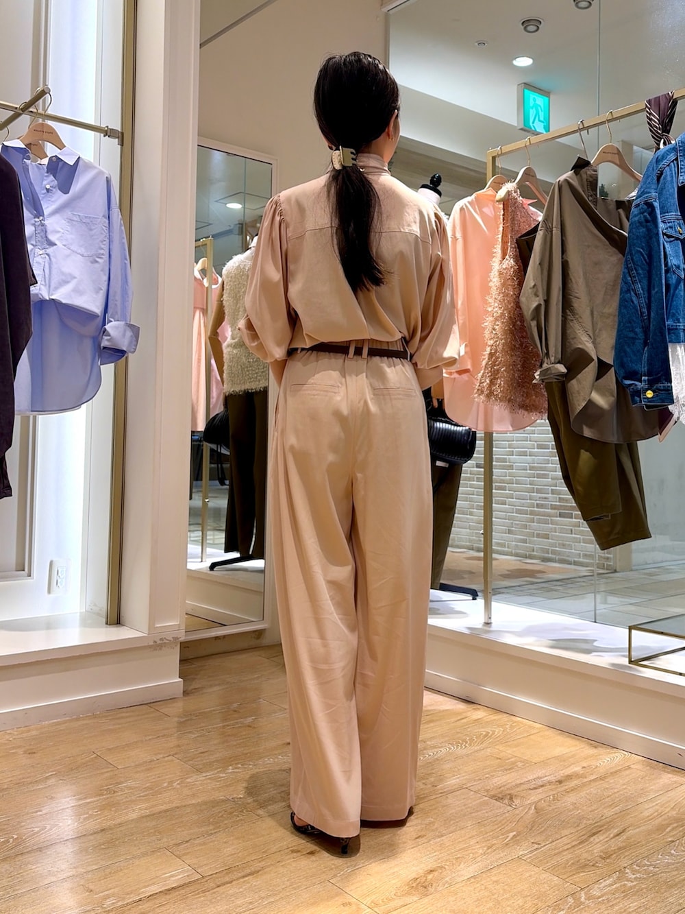 ピンク系のシャツ/ブラウス、ピンク系のその他パンツ、イエロー系のショルダーバッグを着用したレディースの夏コーディネートの2枚目の写真