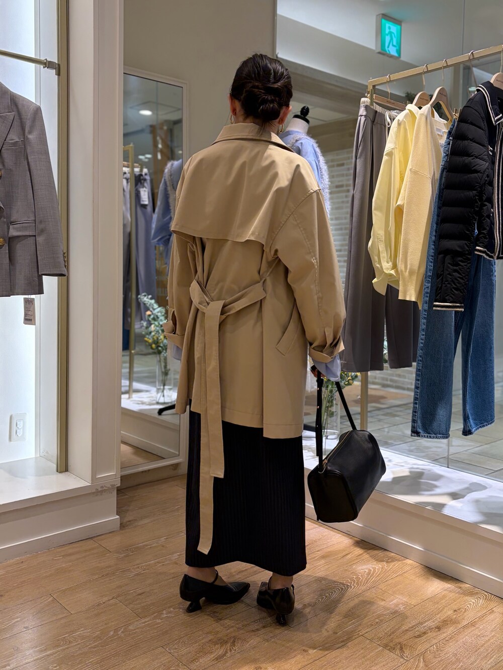 ブルー系のシャツ/ブラウス、ベージュ系のその他アウター、ブルー系のスカートを着用したレディースの冬コーディネートの3枚目の写真