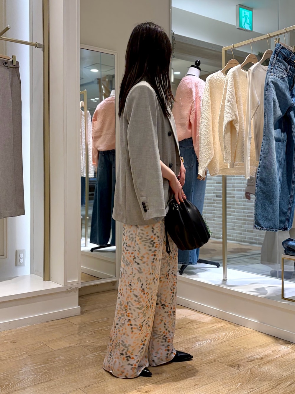 ベージュ系のテーラードジャケット、ベージュ系のベスト、ホワイト系のその他パンツを着用したレディースの冬コーディネートの2枚目の写真