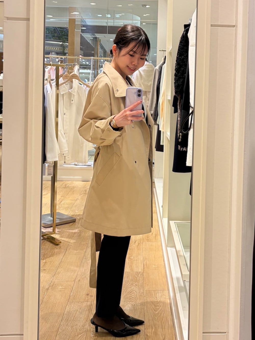 ホワイト系のシャツ/ブラウス、ブルー系のノーカラージャケット、ベージュ系のトートバッグを着用したレディースの春コーディネートの5枚目の写真