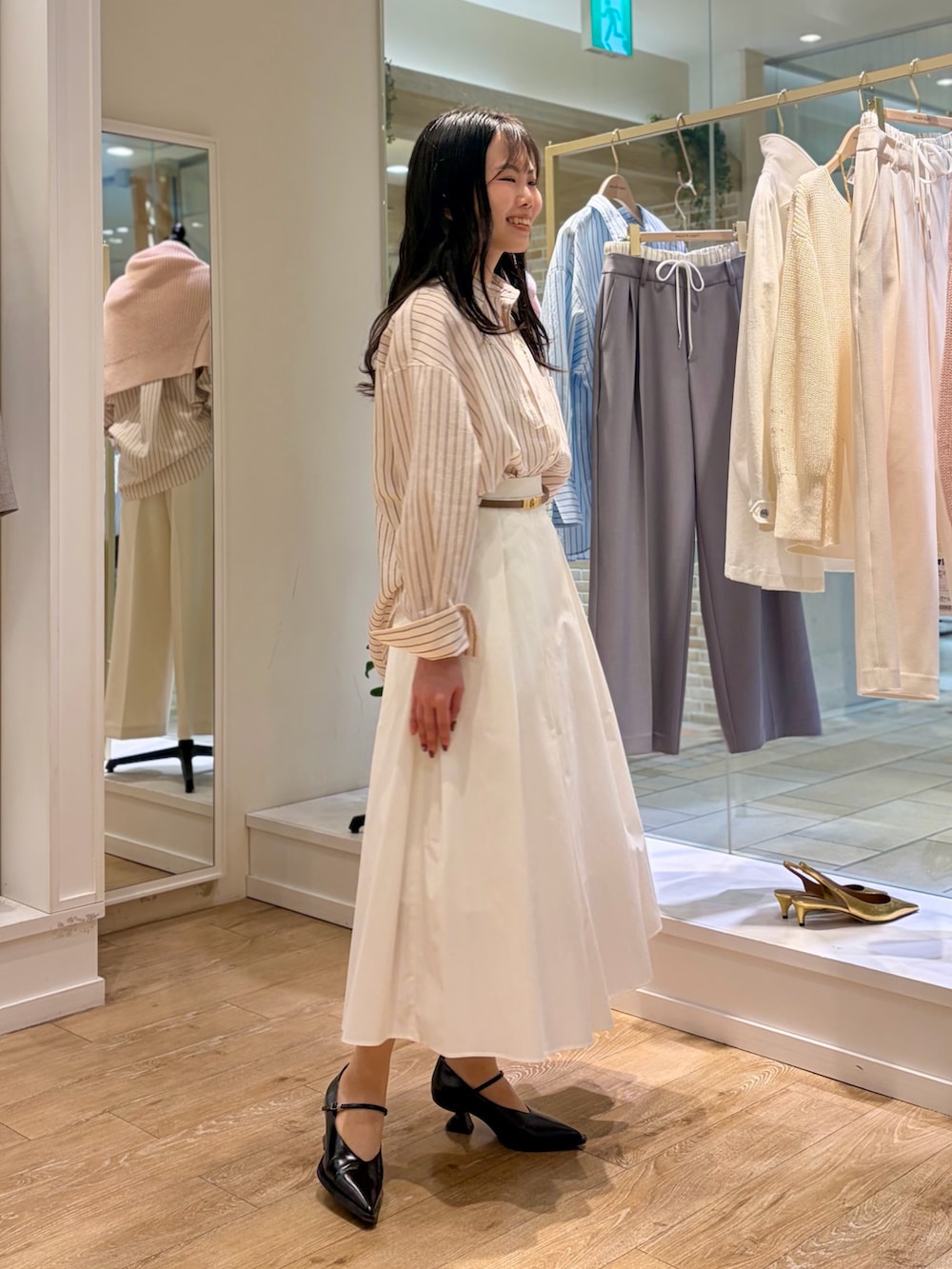 ピンク系のシャツ/ブラウス、ホワイト系のキャミソール、ホワイト系のスカートを着用したレディースの冬コーディネートの8枚目の写真