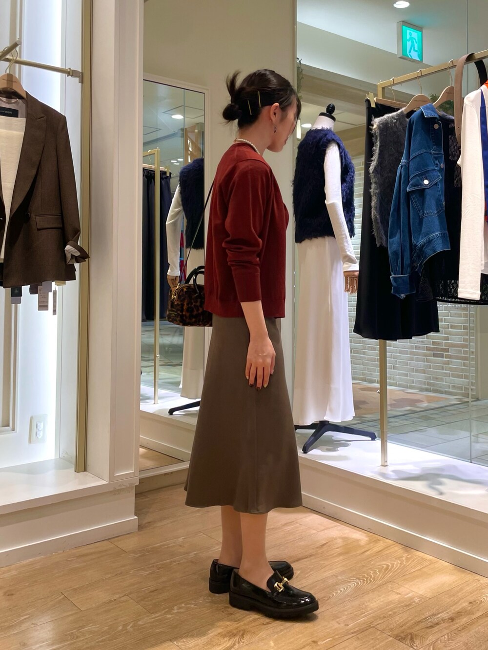 その他のボストンバッグ、レッド系のニット/セーター、レッド系のカーディガン/ボレロを着用したレディースの秋コーディネートの4枚目の写真