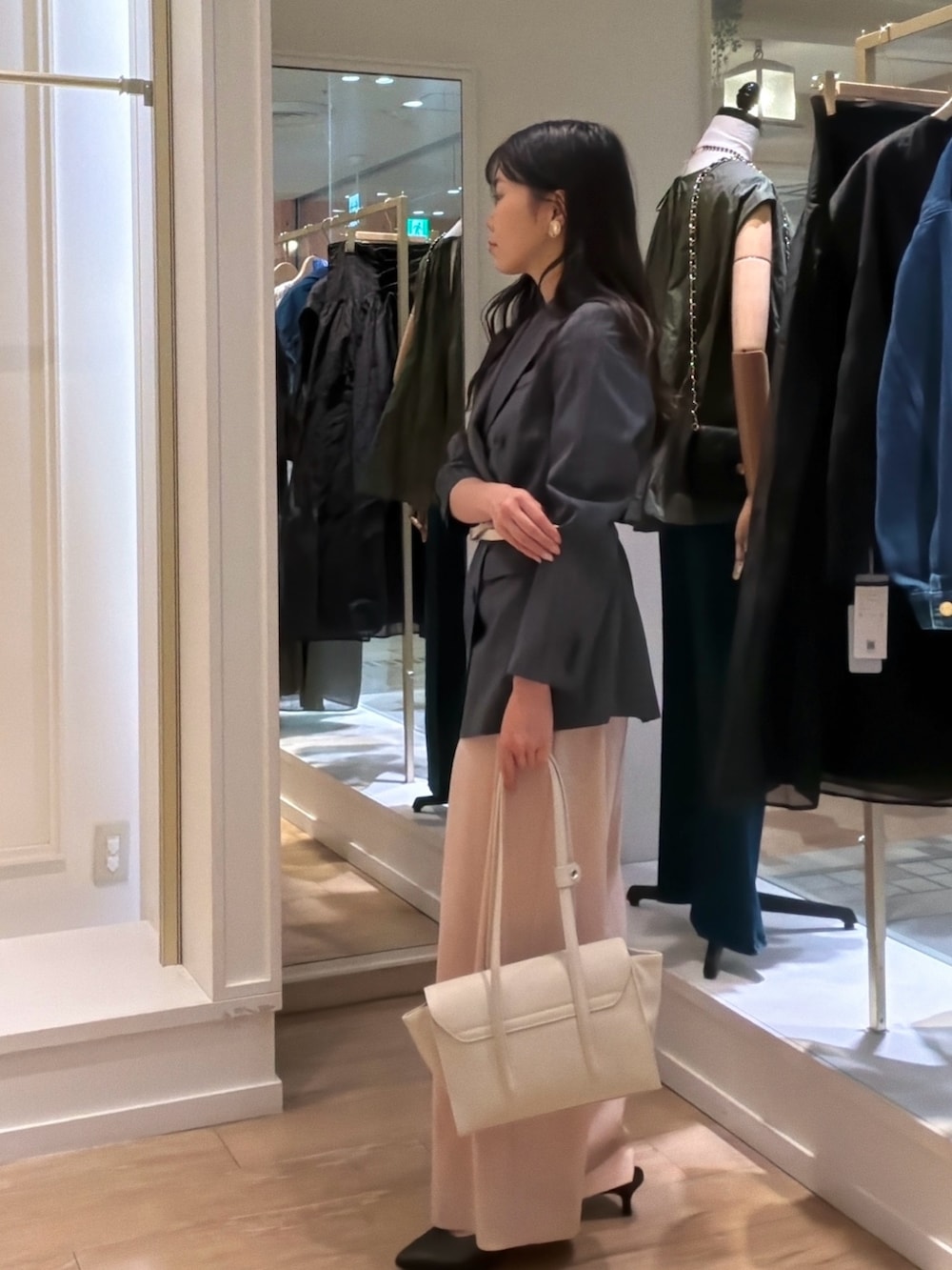 ブラック系のテーラードジャケット、ホワイト系のトートバッグ、ピンク系のその他パンツを着用したレディースの夏コーディネートの8枚目の写真