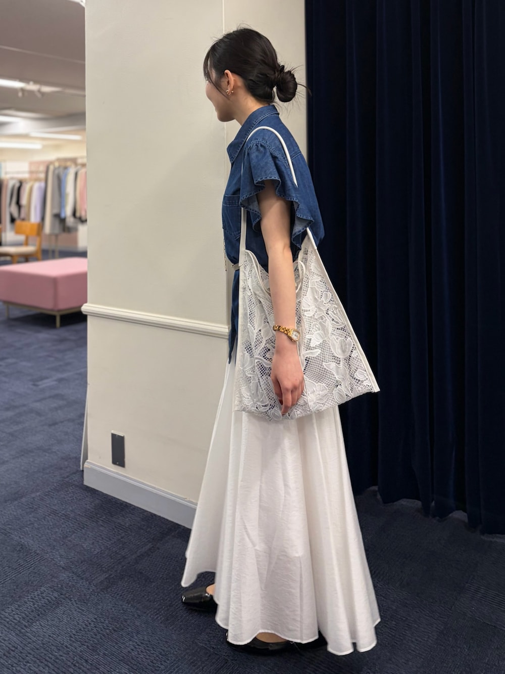 ブルー系のシャツ/ブラウス、ホワイト系のスカート、ブラック系のパンプスを着用したレディースの春コーディネートの2枚目の写真