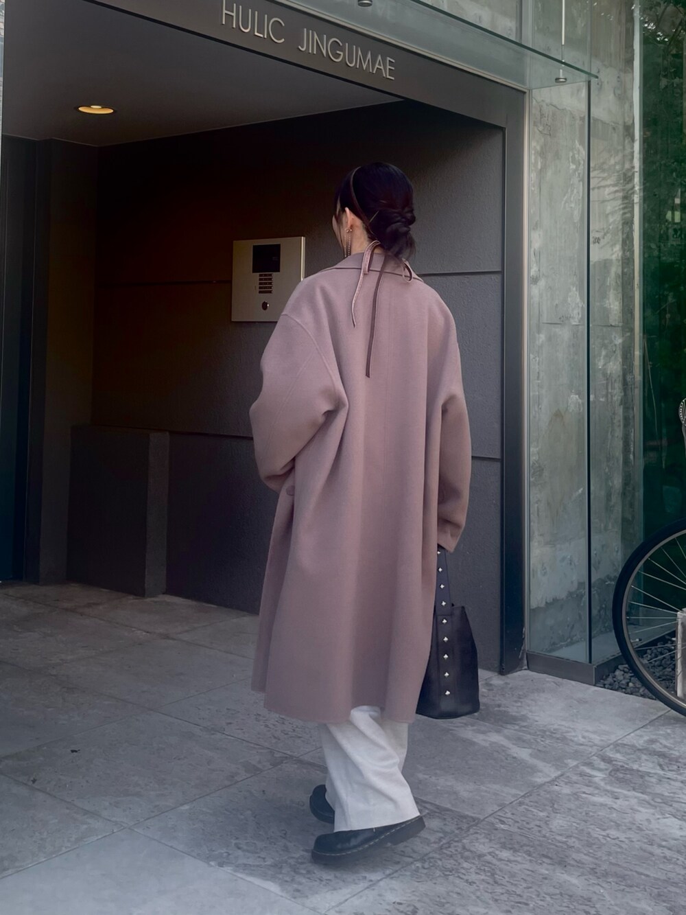 グリーン系のステンカラーコート、ブラウン系のカーディガン/ボレロ、ホワイト系のシャツ/ブラウスを着用したレディースの秋コーディネートの3枚目の写真