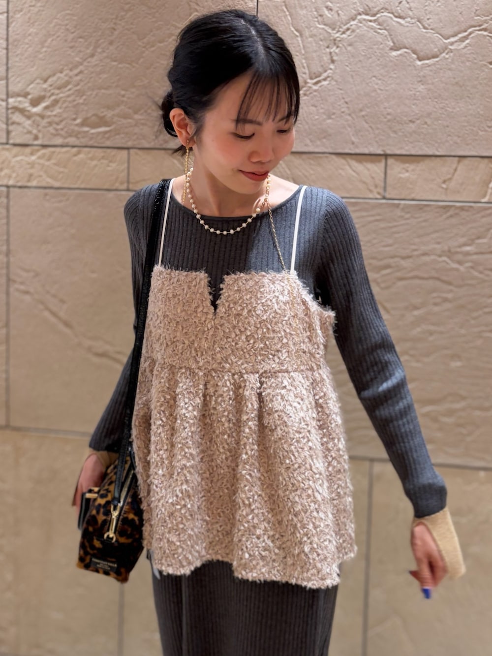 グレー系のワンピース、その他のボストンバッグ、ベージュ系のキャミソールを着用したレディースの冬コーディネートの5枚目の写真