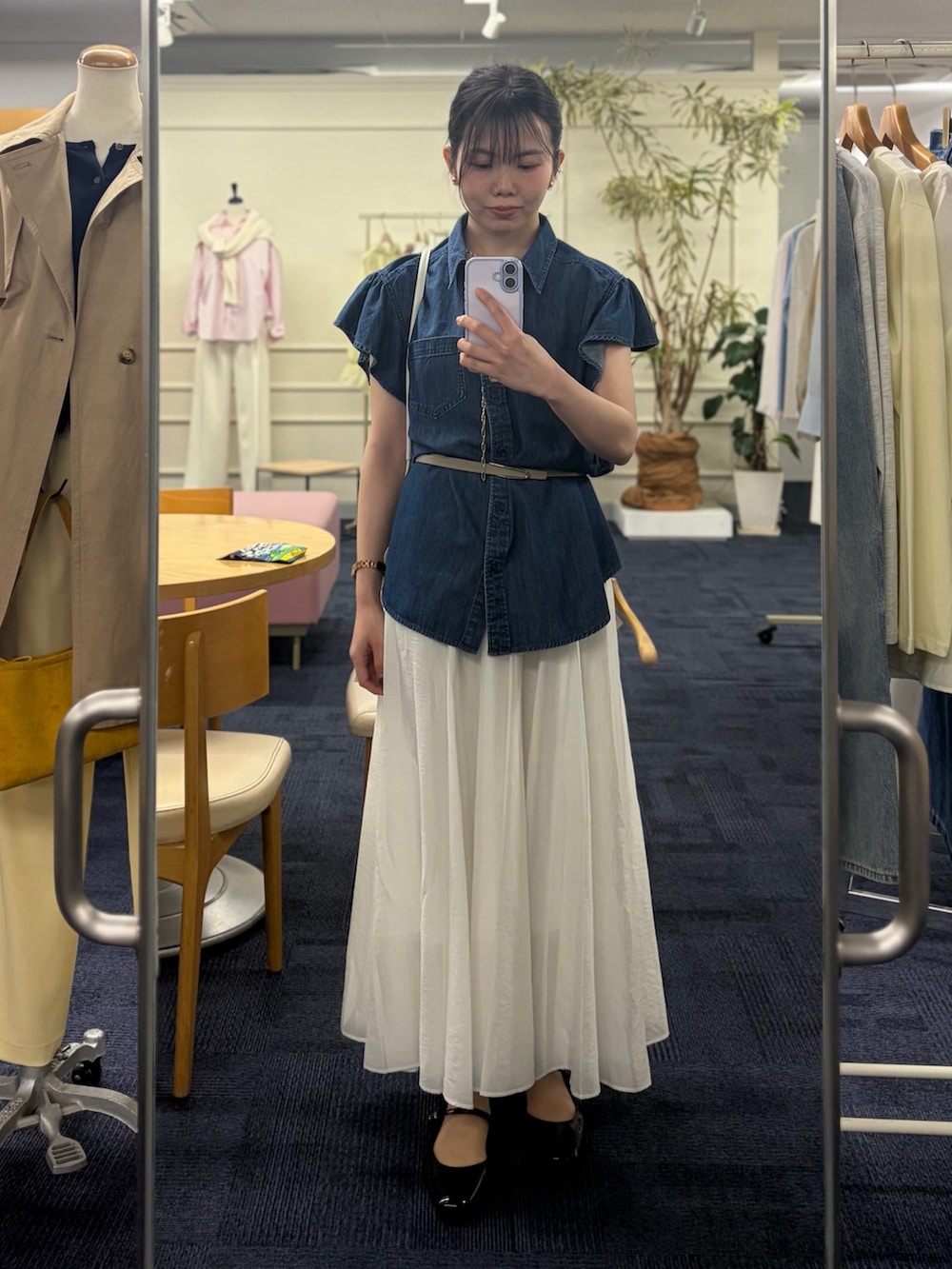 ブルー系のシャツ/ブラウス、ホワイト系のスカート、ベージュ系のテーラードジャケットを着用したレディースの春コーディネートの10枚目の写真