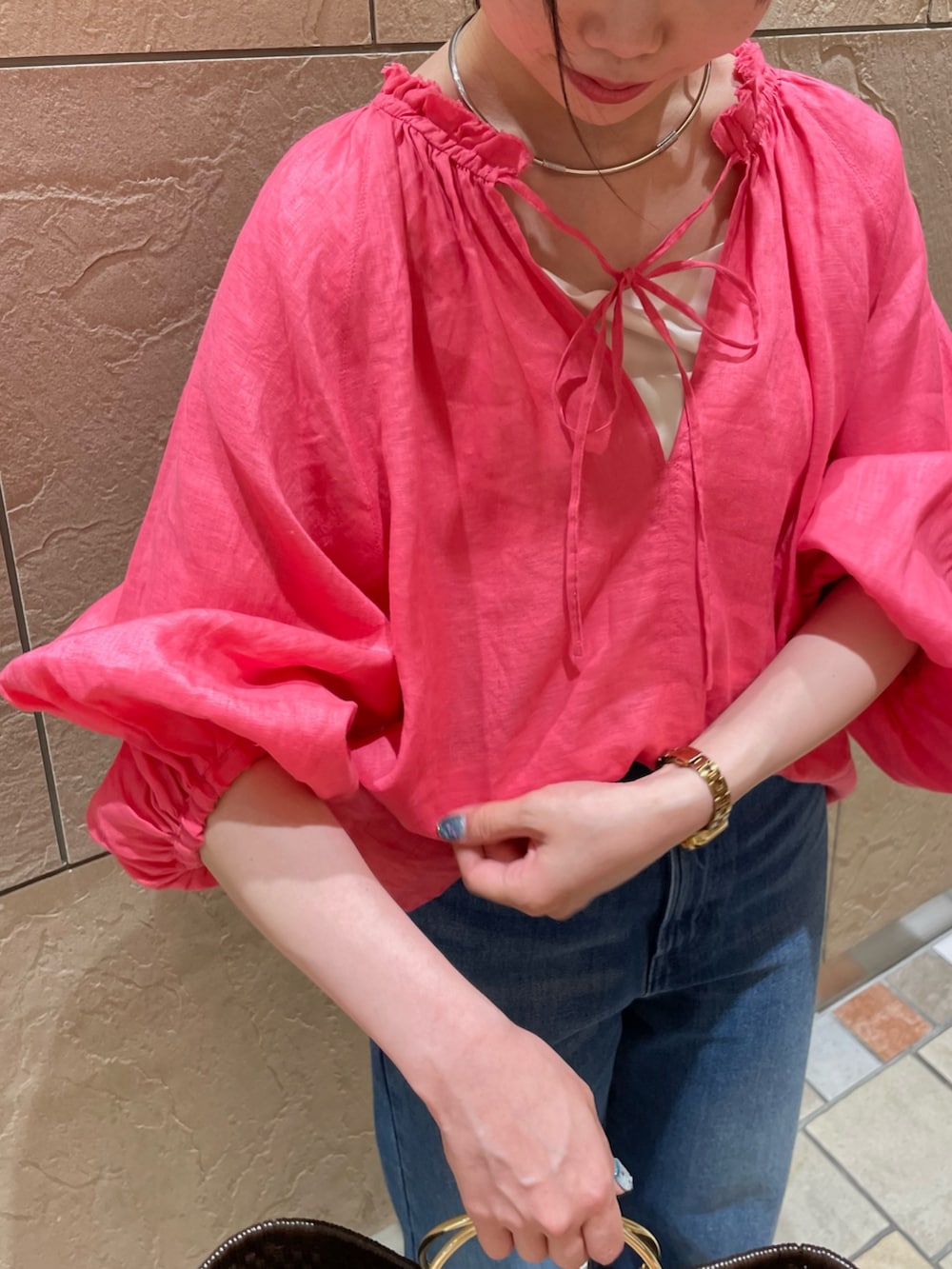 ピンク系のシャツ/ブラウス、ホワイト系のキャミソール、ブルー系のデニムパンツを着用したレディースの夏コーディネートの8枚目の写真