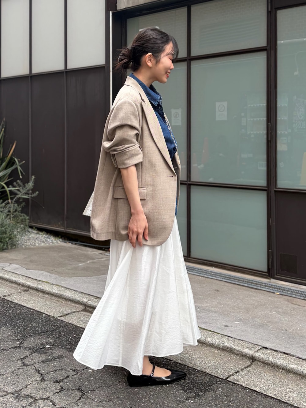 ブルー系のシャツ/ブラウス、ホワイト系のスカート、ベージュ系のテーラードジャケットを着用したレディースの春コーディネートの4枚目の写真