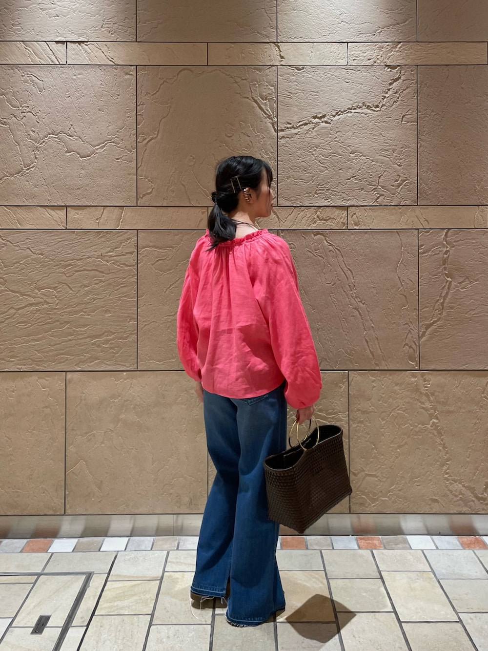 ピンク系のシャツ/ブラウス、ホワイト系のキャミソール、ブルー系のデニムパンツを着用したレディースの夏コーディネートの3枚目の写真