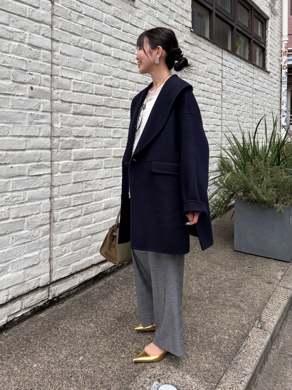 ホワイト系のその他パンツ、グリーン系のトートバッグ、ホワイト系のキャミソールを着用したレディースの秋コーディネートの5枚目の写真