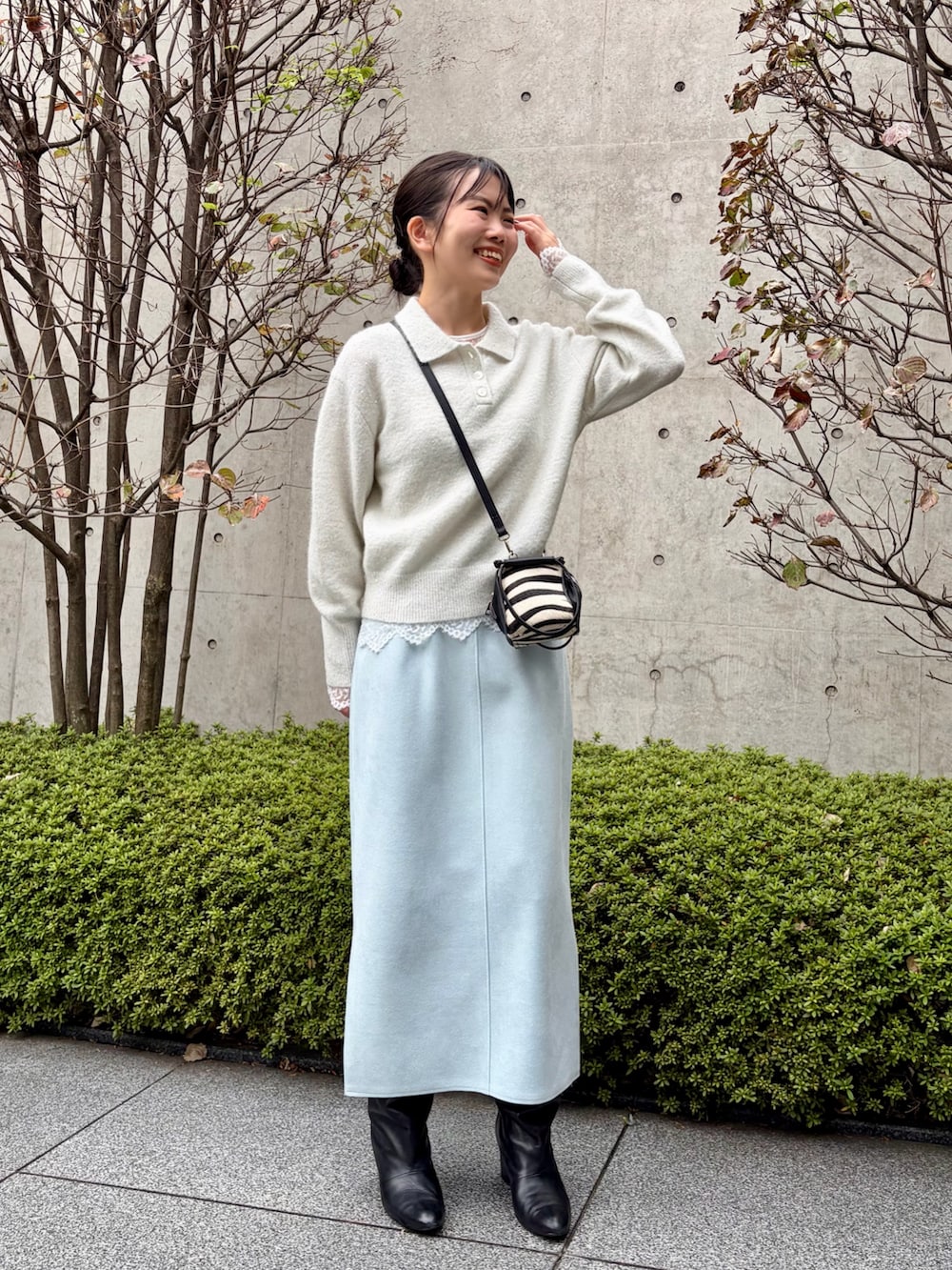 ベージュ系のその他アウター、ホワイト系のニット/セーター、ホワイト系のシャツ/ブラウスを着用したレディースの秋コーディネートの7枚目の写真