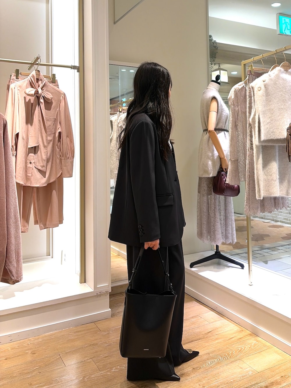 グレー系のテーラードジャケット、グレー系のその他パンツ、ブラック系のパンプスを着用したレディースの秋コーディネートの4枚目の写真