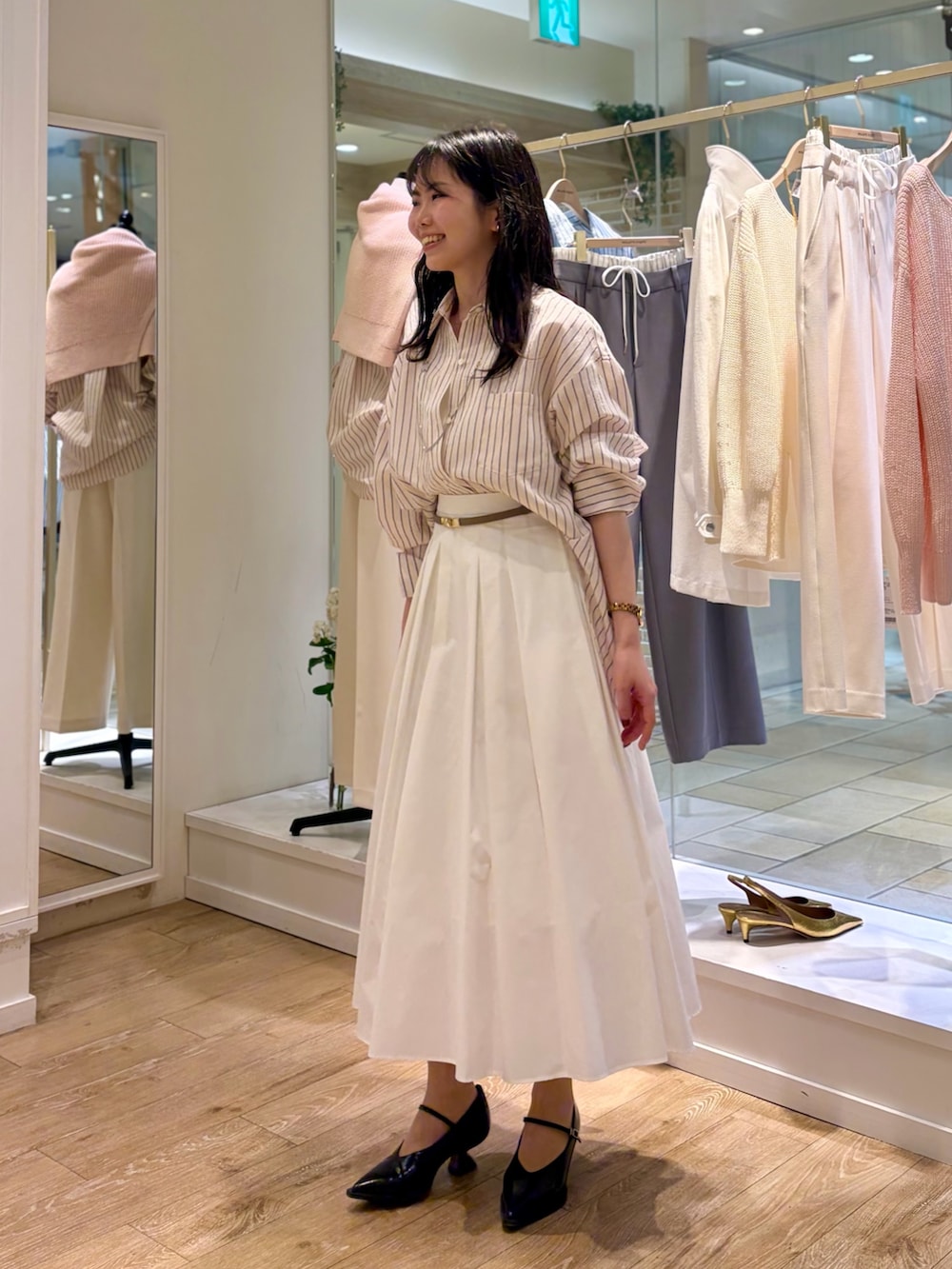 ピンク系のシャツ/ブラウス、ホワイト系のキャミソール、ホワイト系のスカートを着用したレディースの冬コーディネートの2枚目の写真