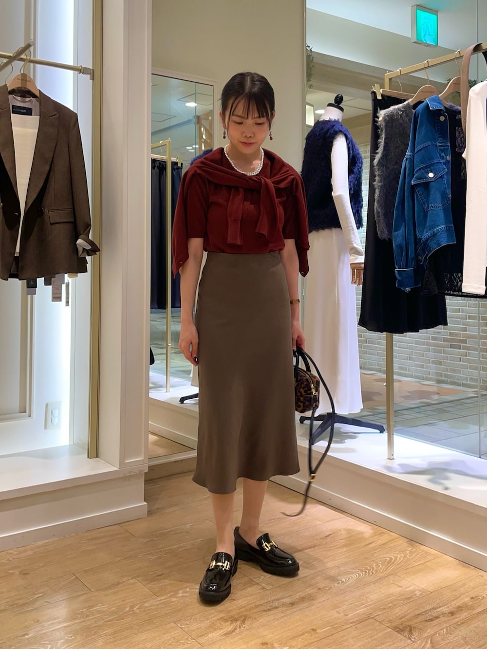 レッド系のニット/セーター、レッド系のカーディガン/ボレロ、その他のボストンバッグを着用したレディースの秋コーディネートの5枚目の写真