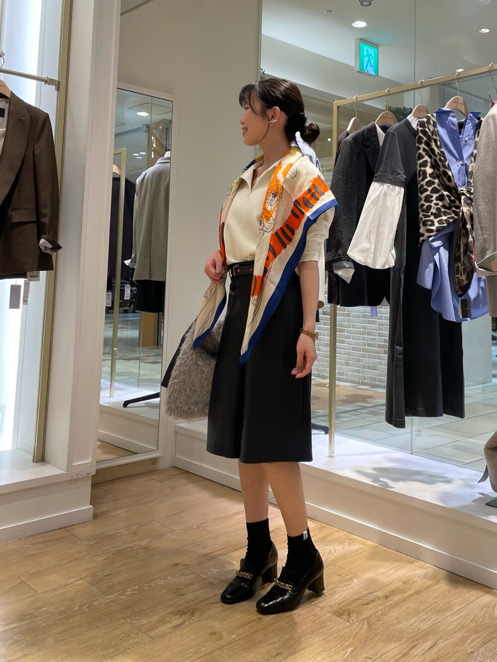 ホワイト系のTシャツ/カットソー、ブラック系のその他パンツ、ベージュ系のショルダーバッグを着用したレディースの秋コーディネートの2枚目の写真