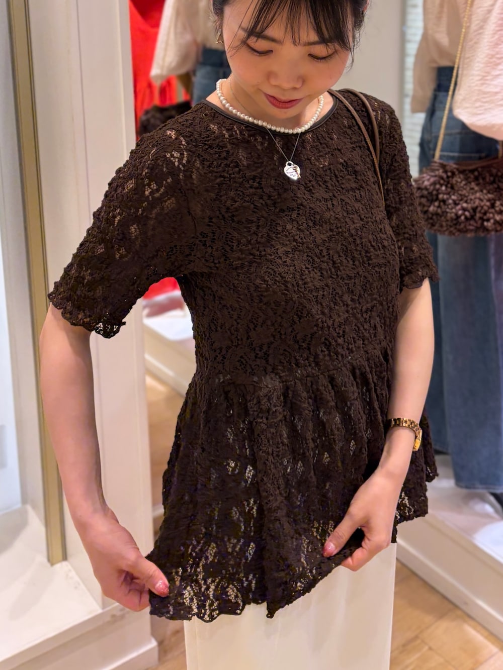 ブラウン系のシャツ/ブラウス、ブラウン系のニット/セーター、ブラウン系のショルダーバッグを着用したレディースの夏コーディネートの5枚目の写真