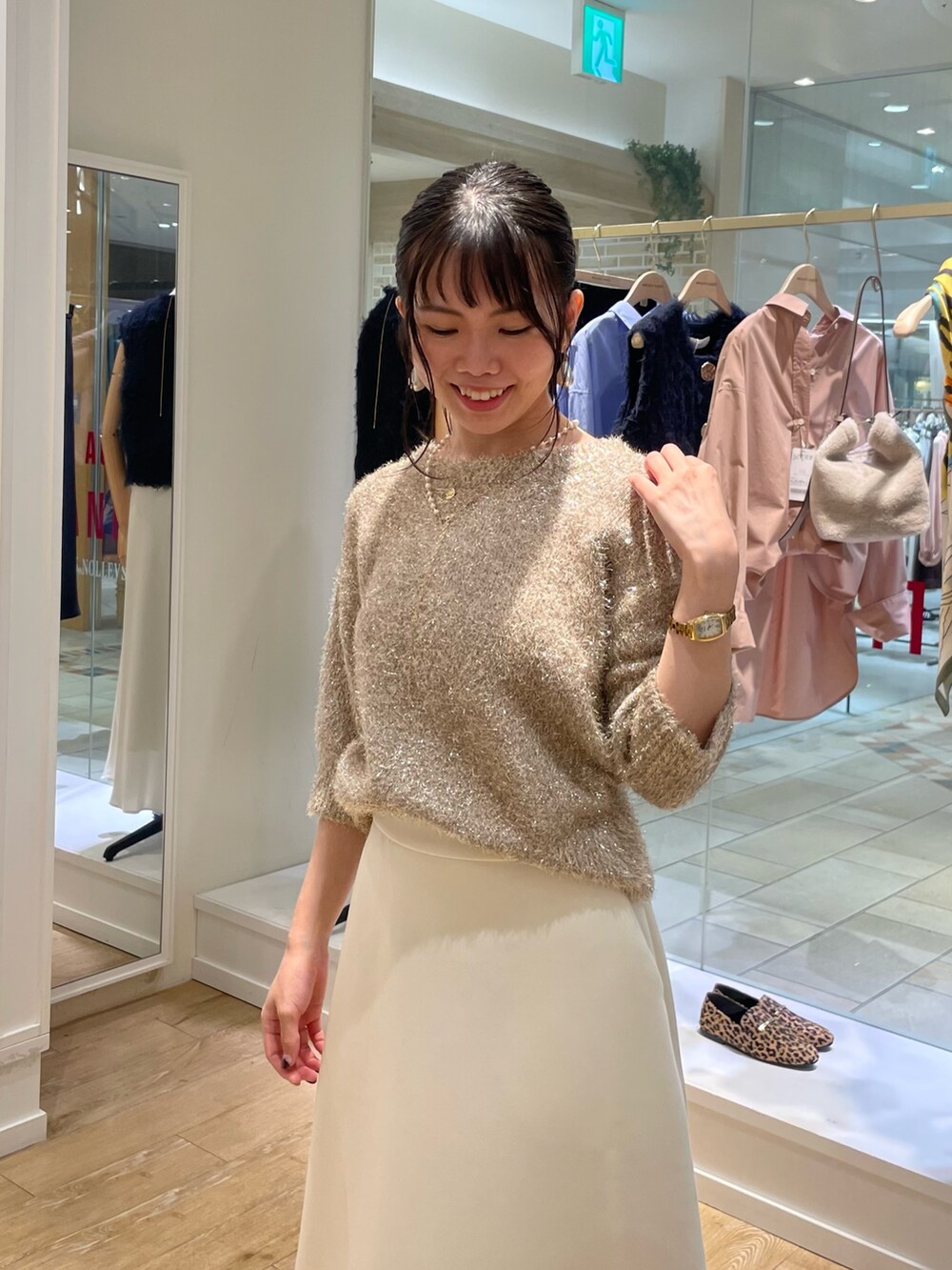 イエロー系のカーディガン/ボレロ、ホワイト系のスカート、ブラウン系のショルダーバッグを着用したレディースの秋コーディネートの8枚目の写真