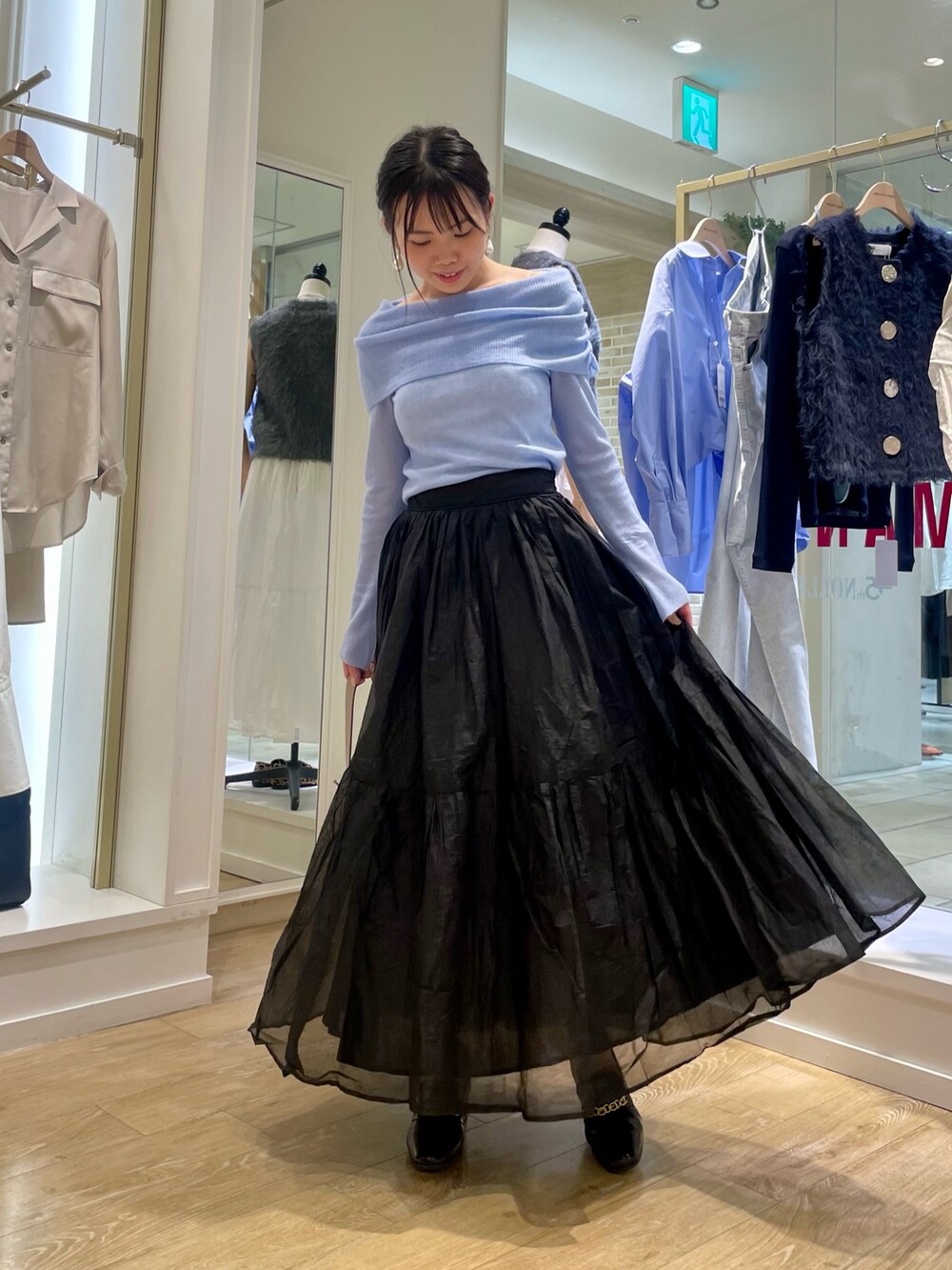 グレー系のニット/セーター、ベージュ系のショルダーバッグを着用したレディースの秋コーディネートの2枚目の写真