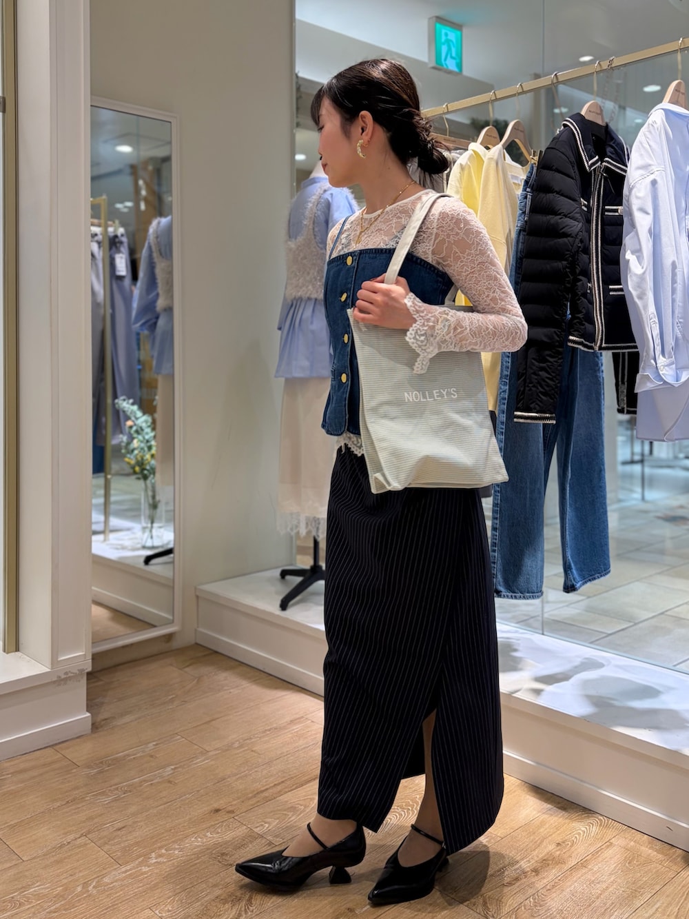 ブルー系のキャミソール、ブルー系のスカート、グレー系のトートバッグを着用したレディースの冬コーディネートの4枚目の写真