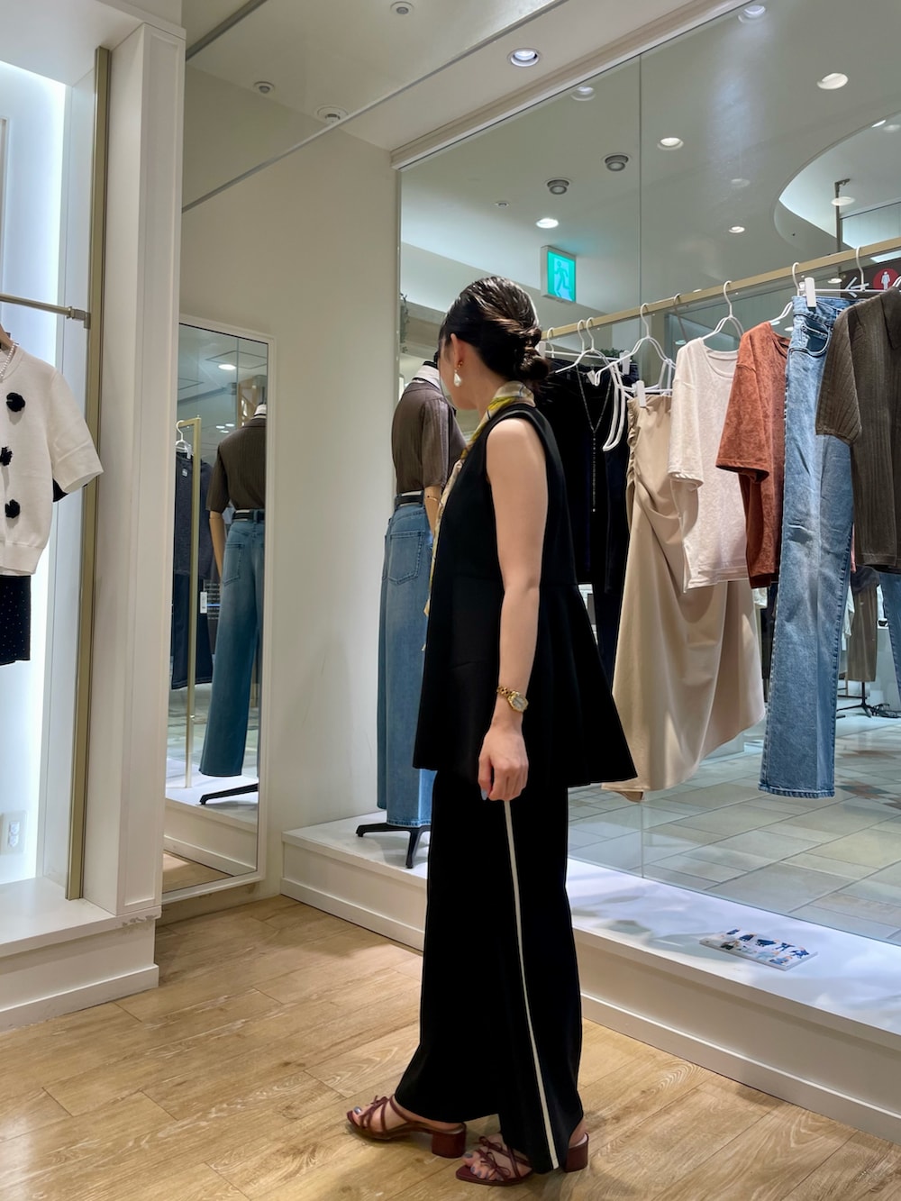 ブラック系のその他パンツ、ブラック系のタンクトップ、ブラウン系のショルダーバッグを着用したレディースの秋コーディネートの2枚目の写真