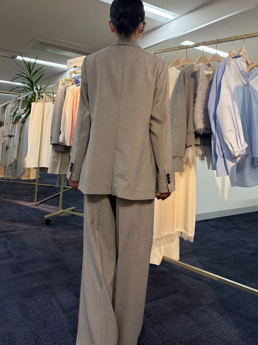 ベージュ系のテーラードジャケット、ベージュ系のベスト、ベージュ系のその他パンツを着用したレディースの冬コーディネートの4枚目の写真