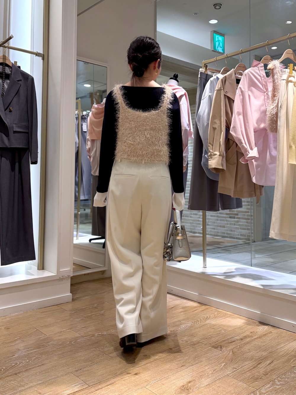 ブルー系のニット/セーター、ベージュ系のニット/セーター、ホワイト系のその他パンツを着用したレディースの冬コーディネートの4枚目の写真