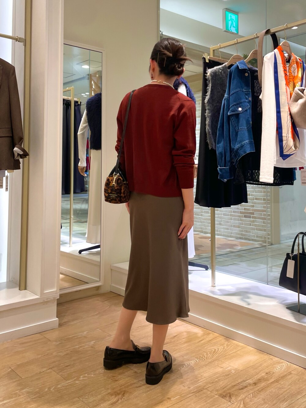 その他のボストンバッグ、レッド系のニット/セーター、レッド系のカーディガン/ボレロを着用したレディースの秋コーディネートの3枚目の写真