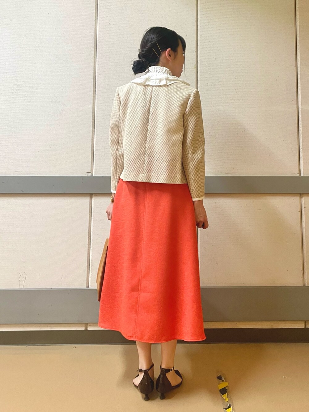 ホワイト系のシャツ/ブラウス、ベージュ系のノーカラージャケット、イエロー系のショルダーバッグを着用したレディースの夏コーディネートの3枚目の写真