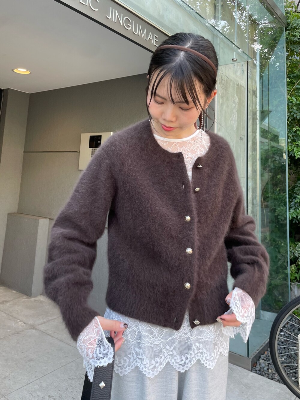 ホワイト系のシャツ/ブラウス、ブラウン系のカーディガン/ボレロ、グレー系のその他パンツを着用したレディースの秋コーディネートの6枚目の写真