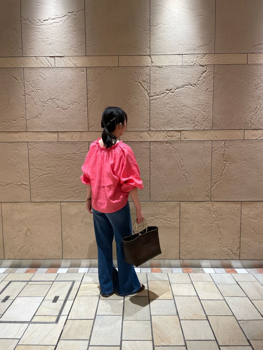 ピンク系のシャツ/ブラウス、ホワイト系のキャミソール、ブルー系のデニムパンツを着用したレディースの夏コーディネートの7枚目の写真