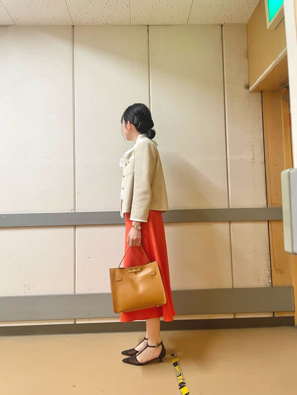ホワイト系のシャツ/ブラウス、ベージュ系のノーカラージャケット、イエロー系のショルダーバッグを着用したレディースの夏コーディネートの2枚目の写真