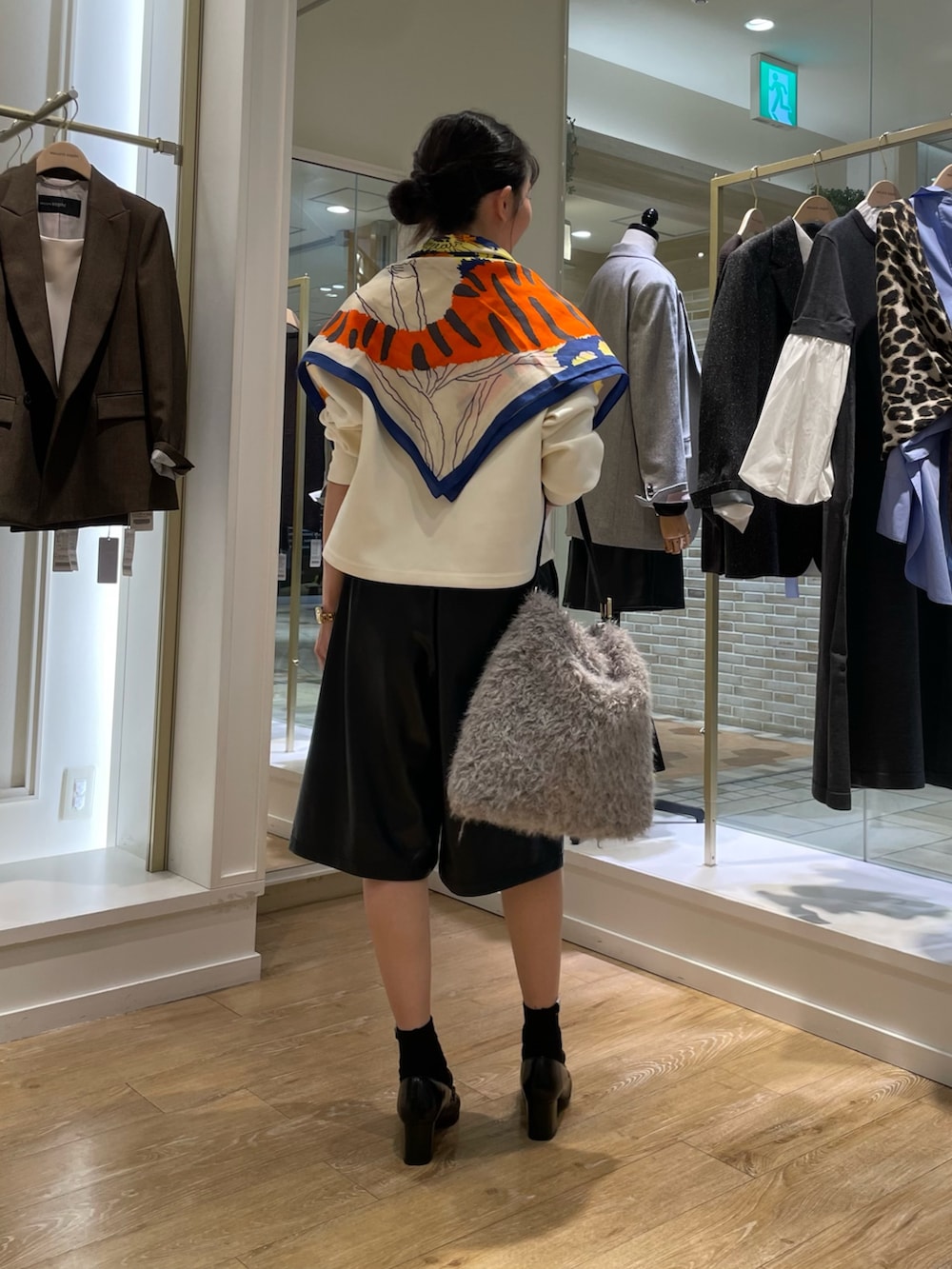 ホワイト系のTシャツ/カットソー、ブラック系のその他パンツ、ベージュ系のショルダーバッグを着用したレディースの秋コーディネートの4枚目の写真