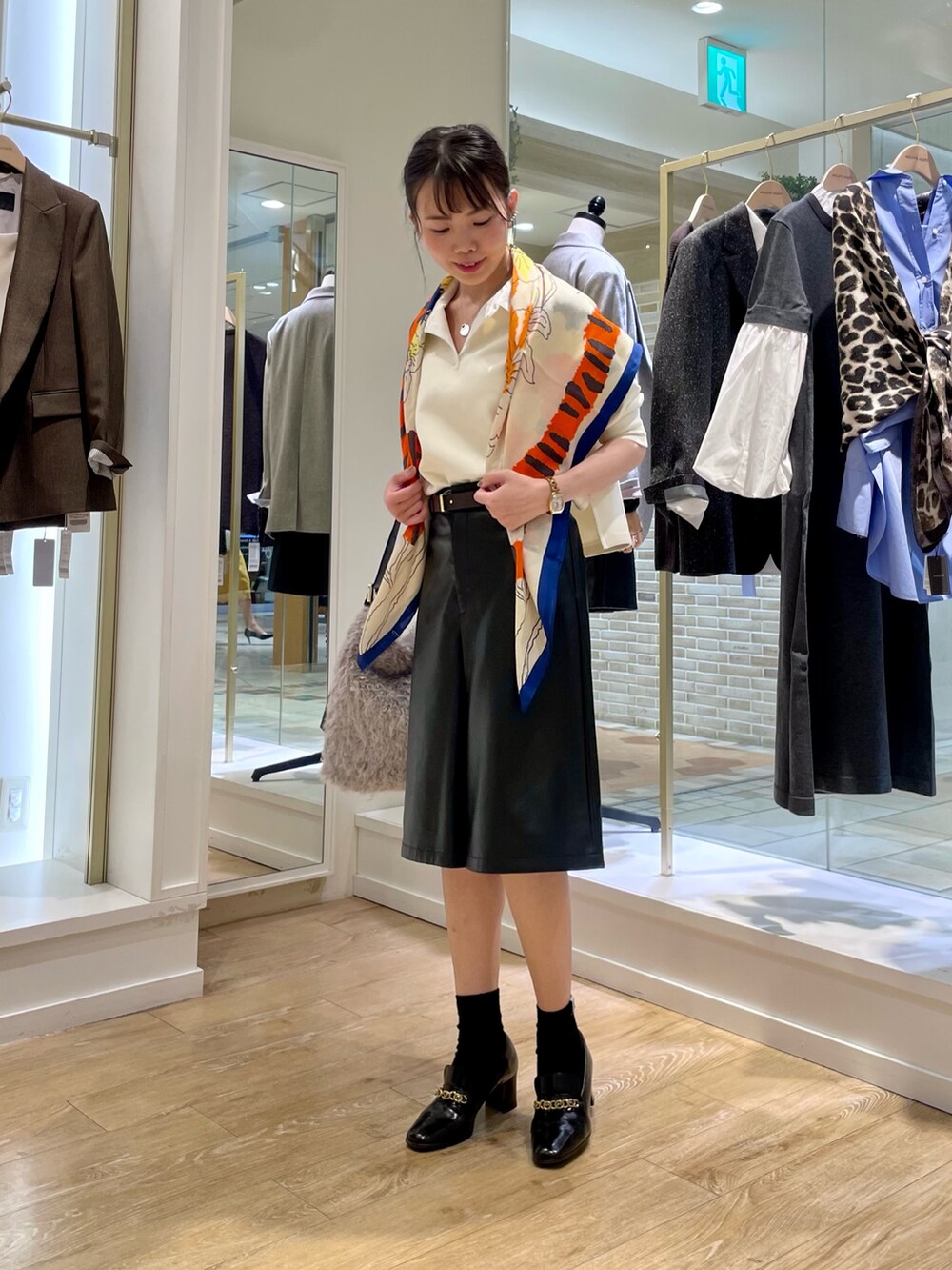 ホワイト系のTシャツ/カットソー、ブラック系のその他パンツ、ベージュ系のショルダーバッグを着用したレディースの秋コーディネートの6枚目の写真