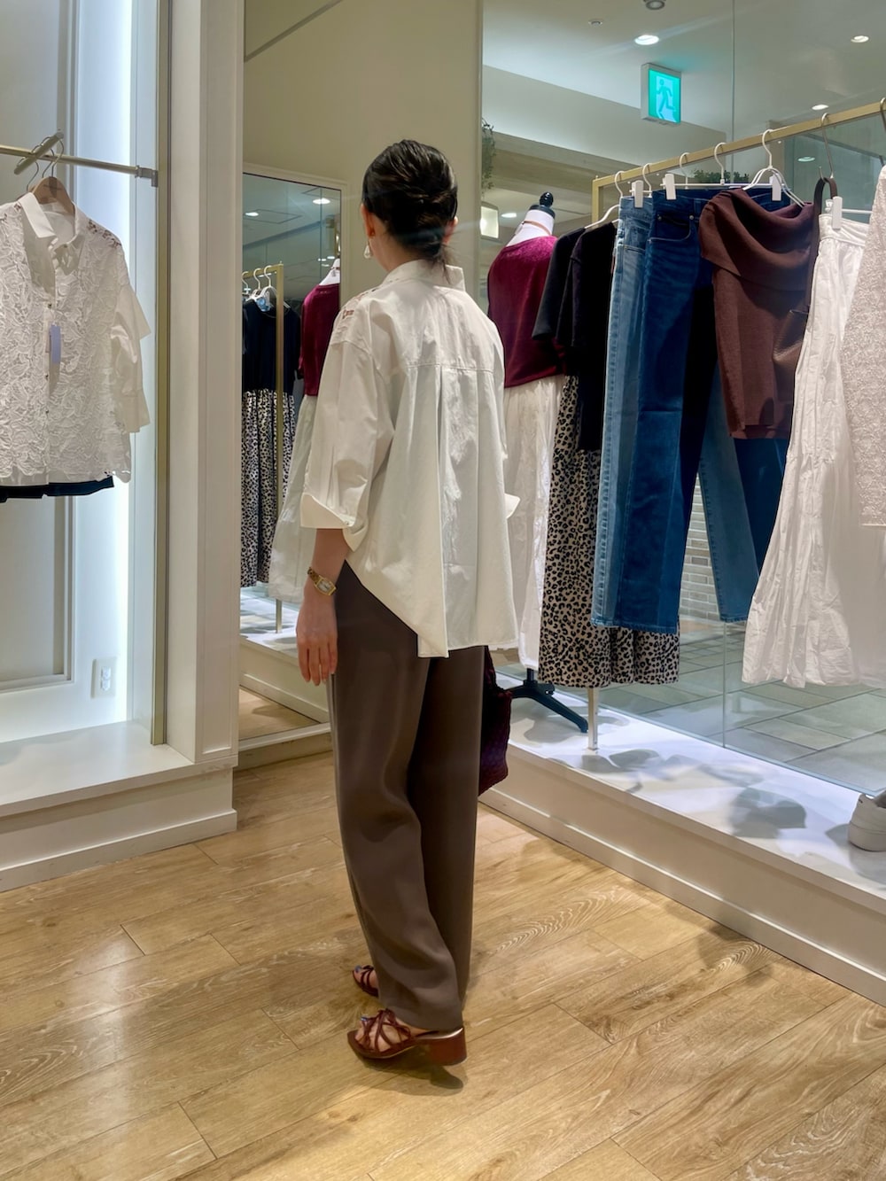 ホワイト系のシャツ/ブラウス、ブラウン系のキャミソール、ブラウン系のその他パンツを着用したレディースの秋コーディネートの3枚目の写真