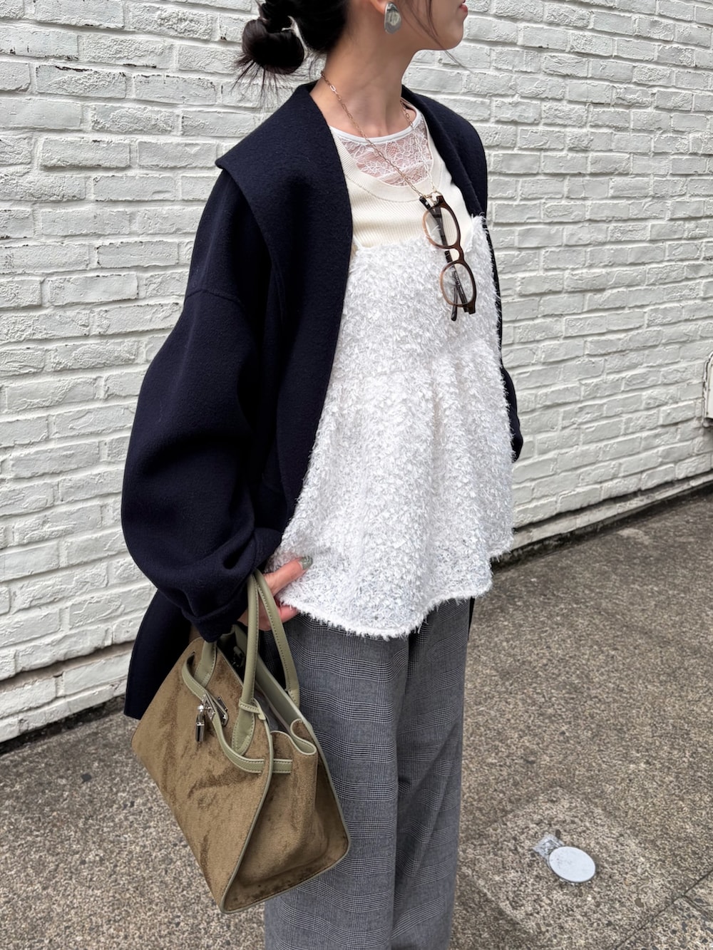 ホワイト系のその他パンツ、グリーン系のトートバッグ、ホワイト系のキャミソールを着用したレディースの秋コーディネートの6枚目の写真